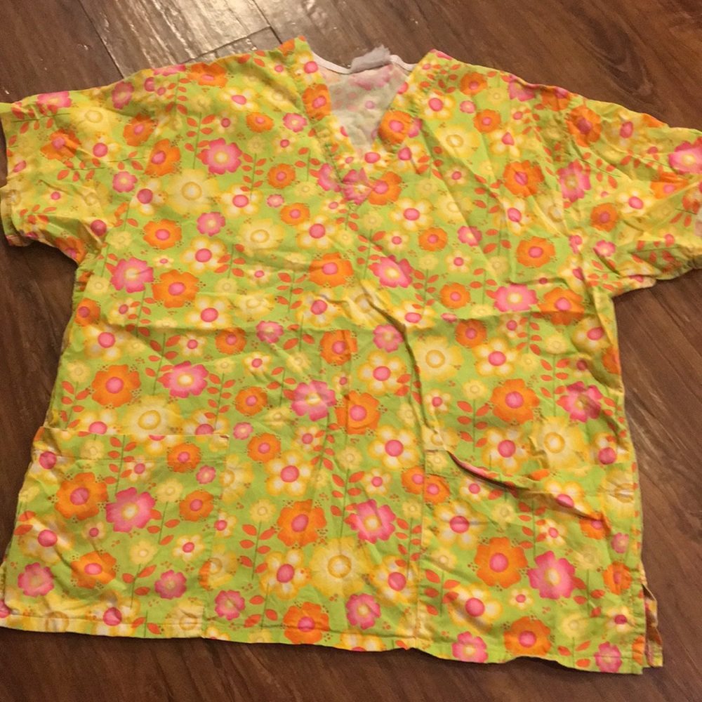 Women’s Peaches Scrub Top. Size Large.